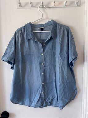 Universal Thread Light Wash Short Sleeve Denim Button-Up Shirt